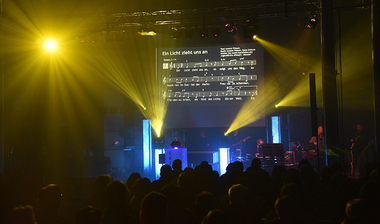 Große Lichtshow in der Kirche