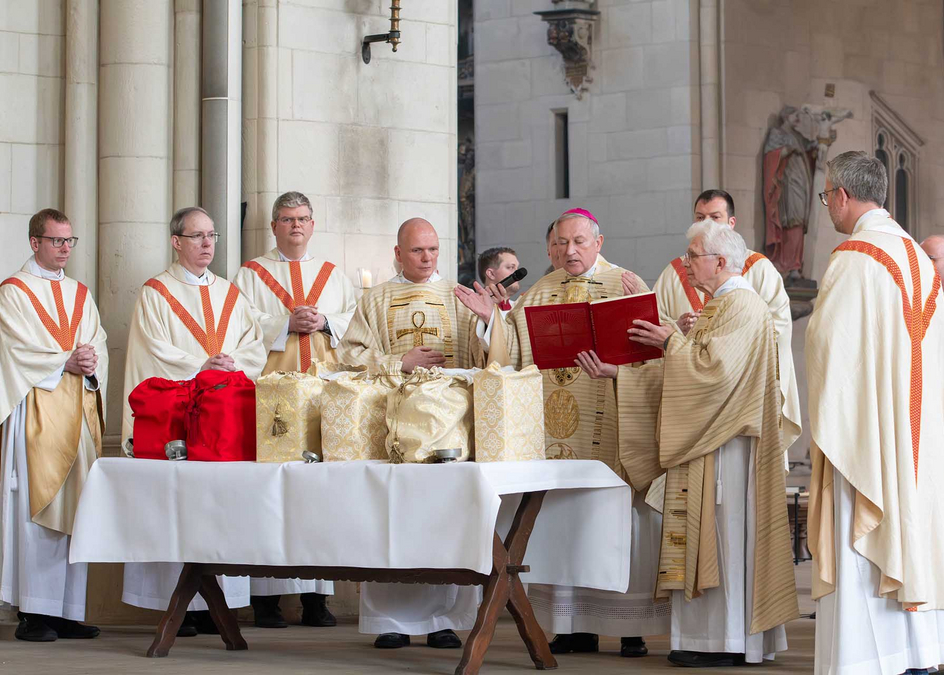 Foto von der Weihe der liturgischen Öle mit Weihbischof Wilfried Theising