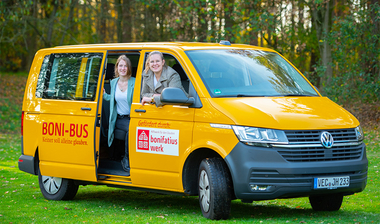 Das Foto zeigt einen der gelben Boni-Busse für die Diasporaarbeit