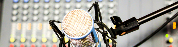 Titelbild Tv- und Radiogottesdienste: Das Foto zeigt das Mikrofon eines Radiosprechers