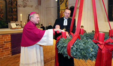 Weihbischof Theising und Bischof Adomeit entzünden gemeinsam den Adventskranz zu Beginn des Kirchenjahres im November 2021
