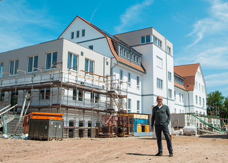 Hausleiter vor Baustelle