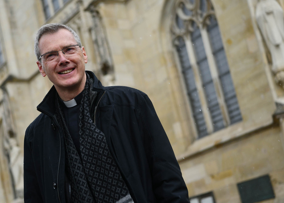 Bischof Wilmer vor Dom