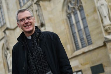 Bischof Wilmer vor Dom