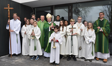 Gruppenbild mit Weihbischof