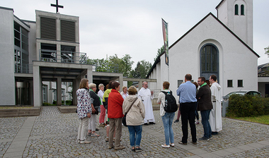 Vor dem Kloster bei der Führung
