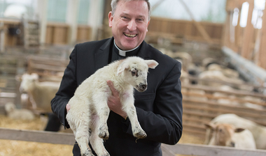 Weihbischof Theising mit Osterlamm 