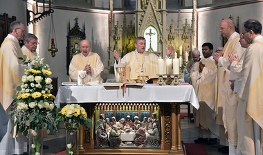 Geistliche am Altar