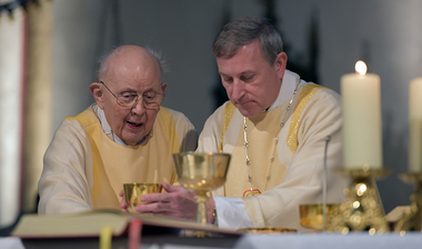 Pfr. Bornhost mit Weihbischof Theising bei der Messe 