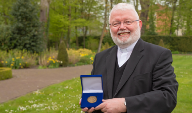 Offizialatsrat Msgr. Bernd Winter mit der goldenen Ehrenmedaille des Bischöflich Münsterschen Offizialates