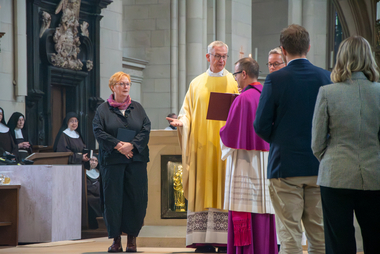 Foto von Maria Bubenitschek und Diözesanandministrator Dr. Hamers sowie der neuen Pastoralreferentinnen und -referenten