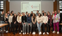 Foto der neuen Lehrkräfte mit Vertretern der Schulabteilung und Schulleiterin Simone Hegger-Flatken