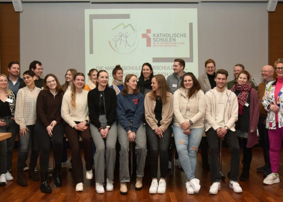 Foto der neuen Lehrkräfte mit Vertretern der Schulabteilung und Schulleiterin Simone Hegger-Flatken