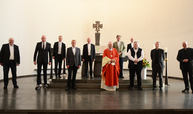 Gruppenbild mit Bischof
