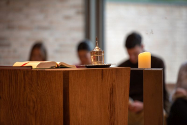 Das Gefäß mit Heiligem Öl steht auf dem Altar