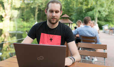 Michael Meyer am Laptop