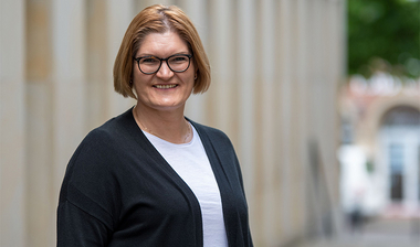 Barbara Zimon blickt in die Kamera