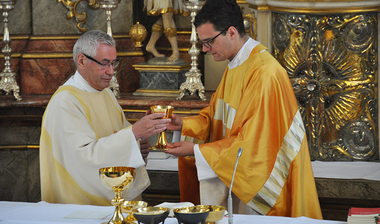 Hermes am Altar mit Diakon Herbert Frye
