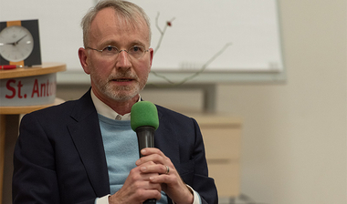 Hans Jürgen Hilling hält ein Mikrofon