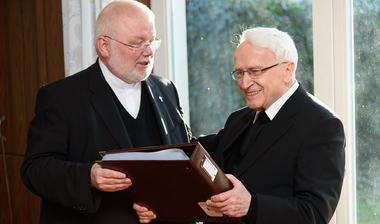 Geschenkübergabe