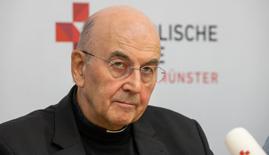 Felix Genn schaut ernst im Rahmen einer Pressekonferenz