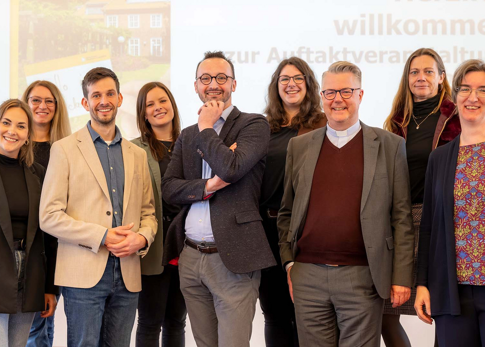 Auf dem  Foto sind Laura Kaiser, Stefanie Röhll, Jens König-Upmeyer, Maria Jansen, Dr. Alexander Gottlob Linke, Judith Rönker, Akademiedirektor PD Dr. Marc Röbel, Dr. Martina Schumacher und Dr. Ulrike Kehrer zu sehen