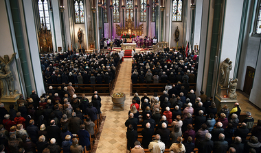 Blick in die vollbesetzte Kirche