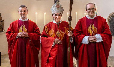 Bischof mit Neupriestern