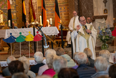 Priester bei der Predigt