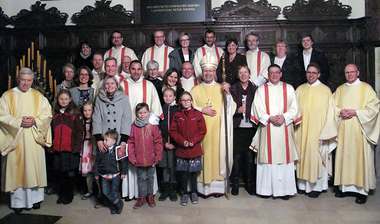 Gruppenbild aller Neudiakone mit Weihbischof Dr. Stefan Zekorn