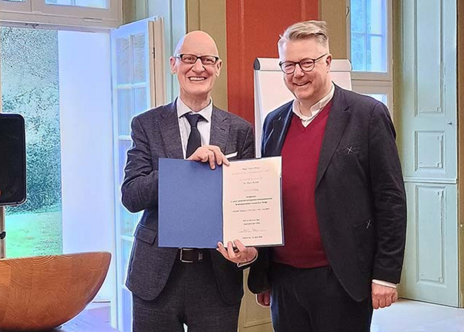 Foto der Preisübergabe mit Prof. Dr. Danz und Pfarrer Dr. Röbel