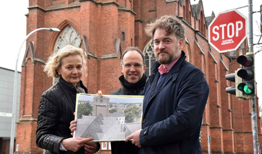 Bild vor der Kirche