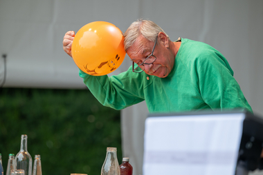 Foto von Christoph Biermann während eines Experiments