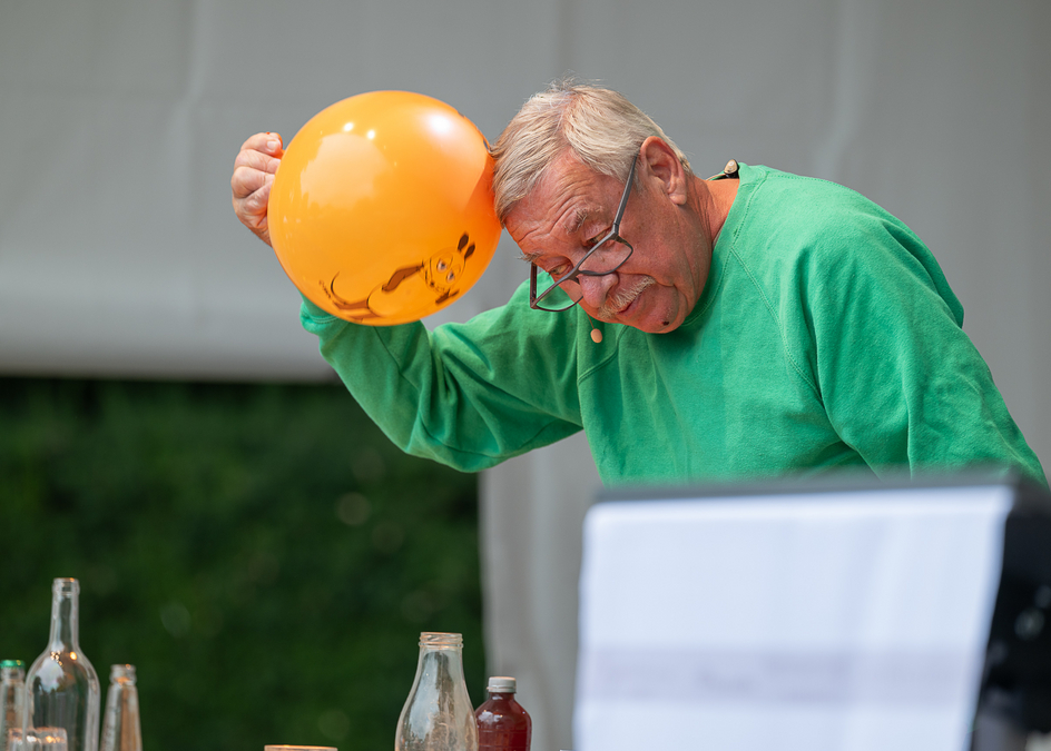 Foto von Christoph Biermann während eines Experiments