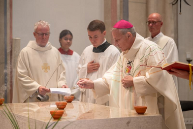 Offizialat Vechta / Johannes Hörnemann Weihbischof Theising entzündet Weihrauch