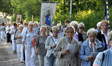 Frauen bei Wallfahrt