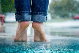 Pixabay Barfüsse auf Regennassem Untergrund