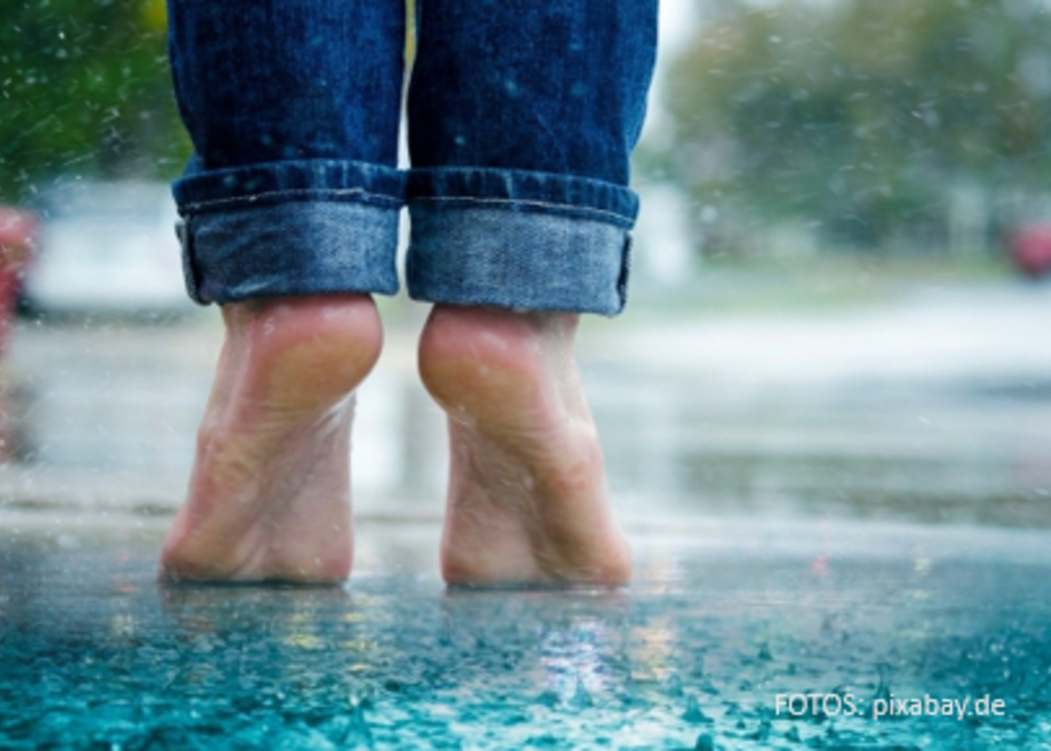 Barfüsse auf Regennassem Untergrund