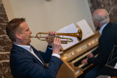 Trompeter und im Hintergrund eine Orgel 