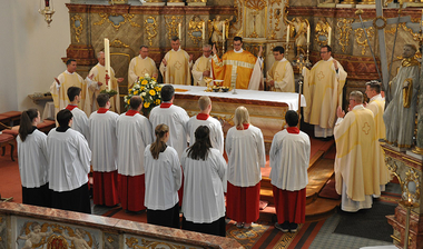 Priester am Altar