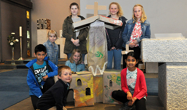 Kinder mit Kirchenmodell
