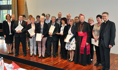 © Offizialat/Heuer Gruppenbild mit Weihbischof