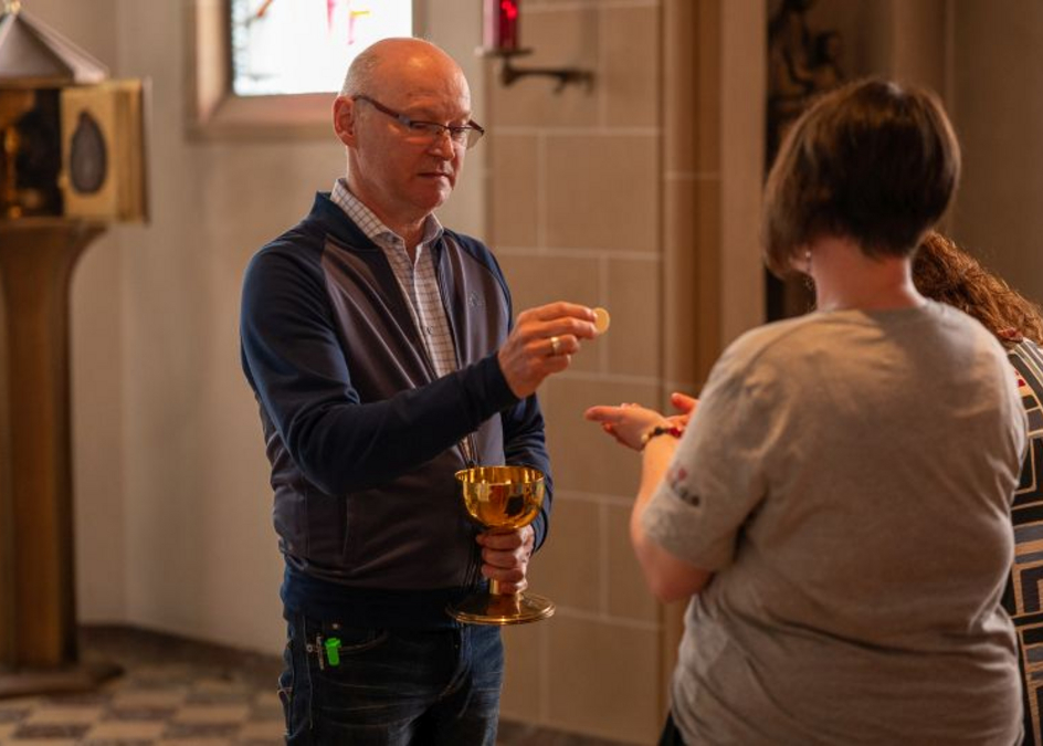 Andreas Tewes (Peheim) bei der Kommunionausteilung