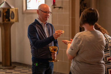 Andreas Tewes (Peheim) bei der Kommunionausteilung