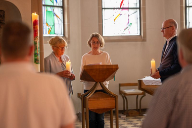 Drei Teilnehmende der Ausbildung während einer Wort-Gottes-Feier