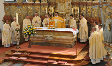 Priester am Altar