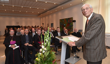 Prof. Hanschmidt beim Vortrag