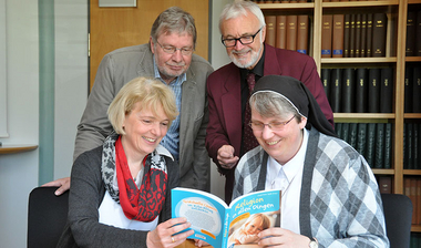 Autorinnen schauen das Buch an