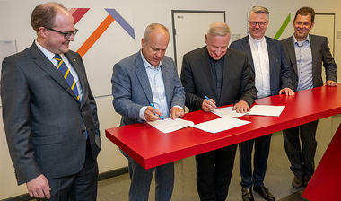 Gruppenbild bei Unterschrift 