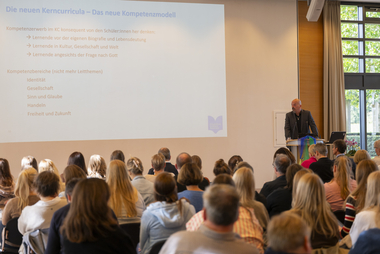 Jens Kuthe spricht vor den Religionslehrerinnen und -lehrern